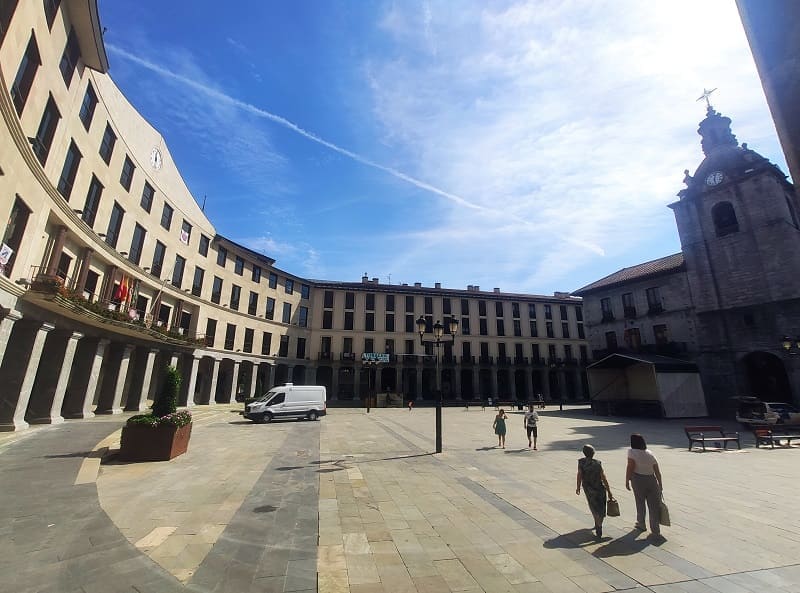 plaza mayor de llodio