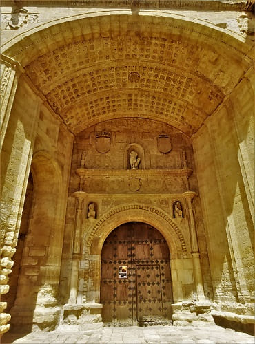 iglesia de santoyo, portada