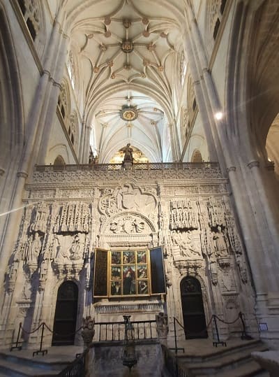 Bajada a la cripta de la catedral