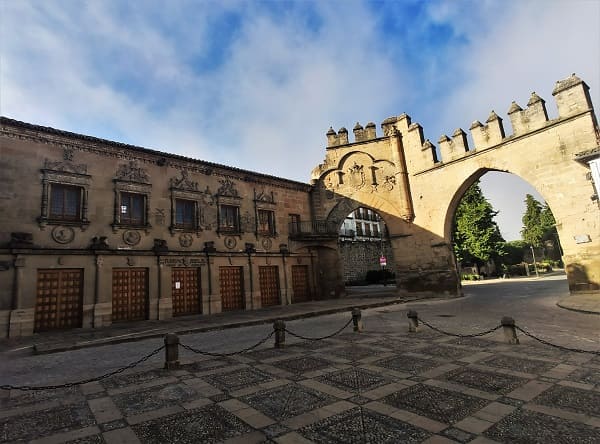 casa del populo y arco de villalar, baeza