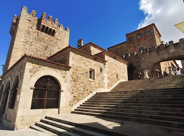 arco del socorro, caceres