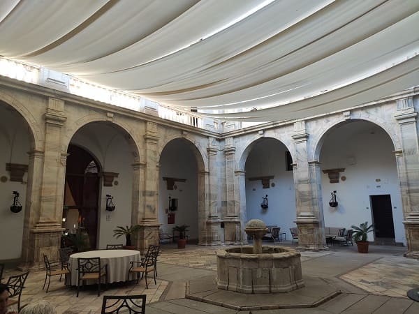 patio del palacio duques de Feria