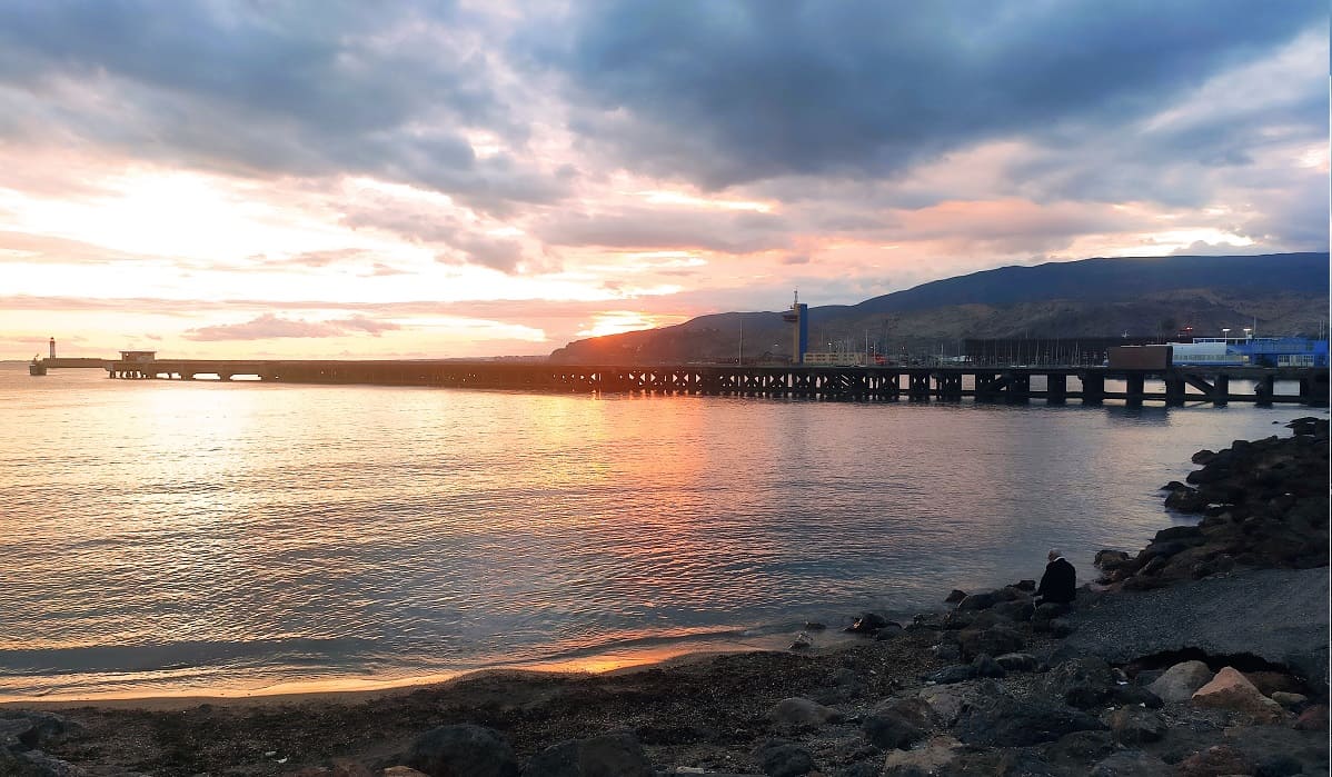 Playa y puerto de Almería