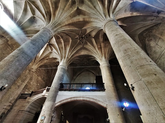 vista trasera de la iglesia de san juan, palenzuela