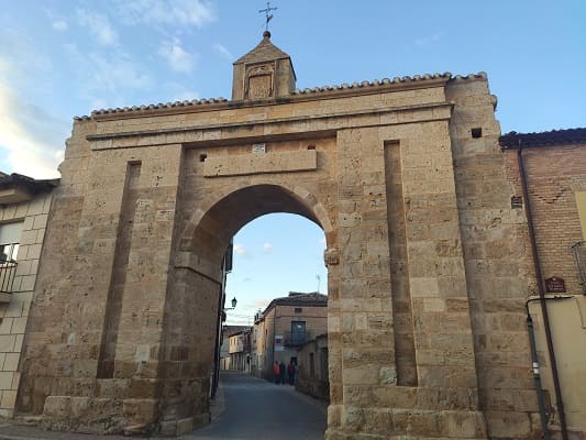 puerta de la villa de vadocondes