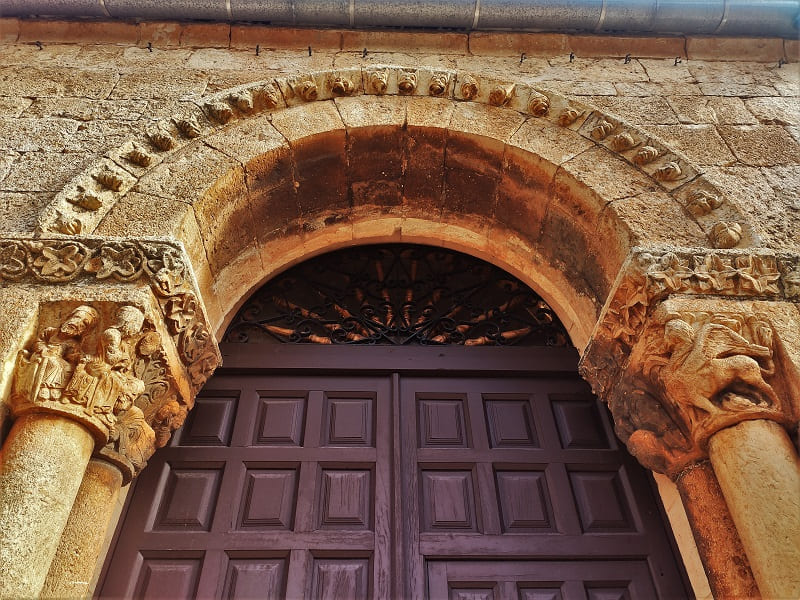 puerta de la iglesia de grado de pico