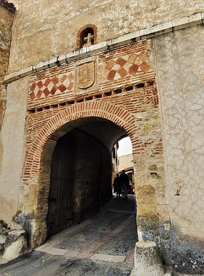 puerta de la villa, pedraza