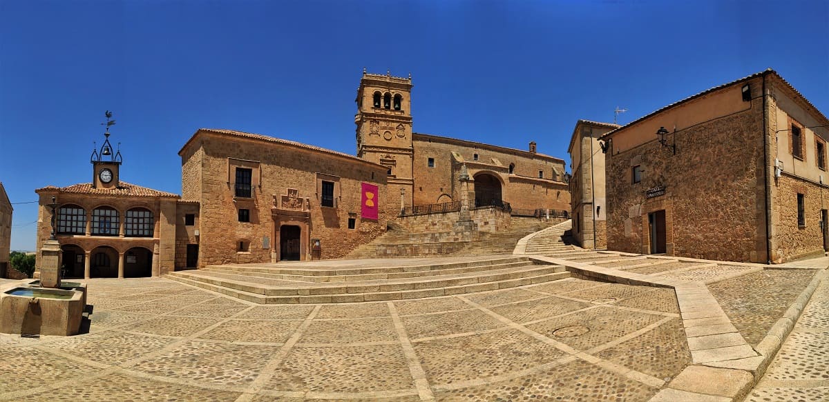 plaza mayor, palacio mendoza, moron de almazan