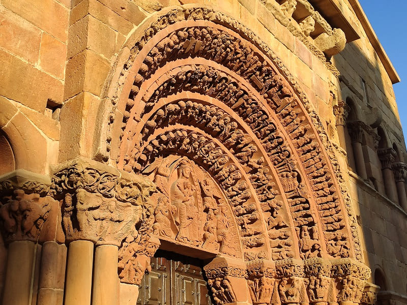 iglesia de santo domingo, puerta, soria,