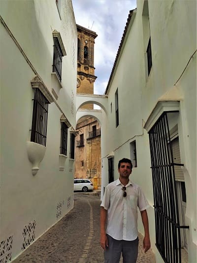 calle con vista a la basilica, arcos