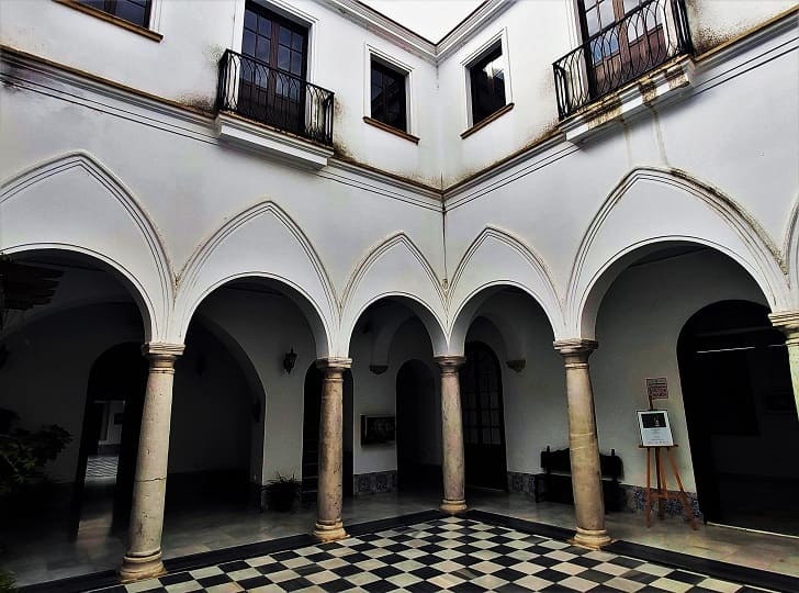 palacio mayorazgo patio, arcos