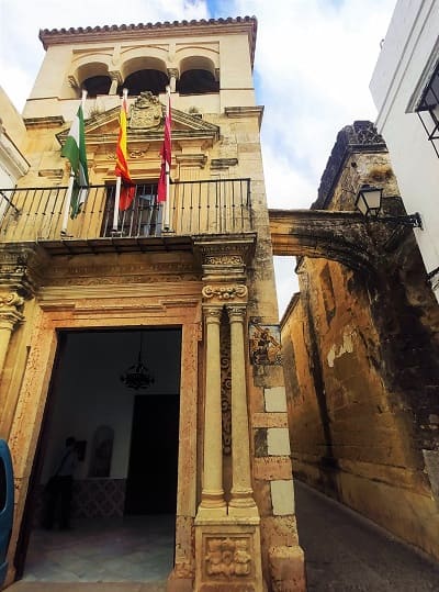 palacio mayorazgo portada, arcos