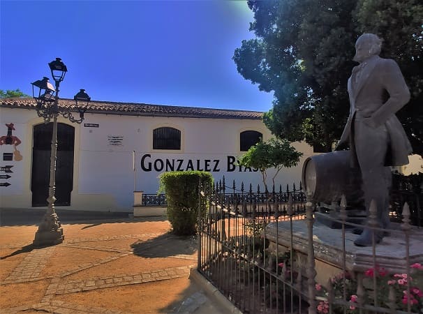 estatua fundador de las bodegas, jerez de la frontera