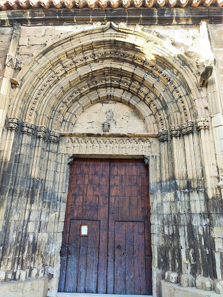 puerta de la iglesia de Mosqueruela