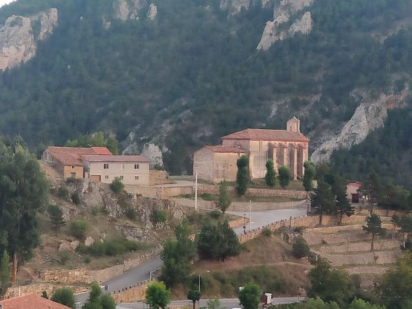 Linares de Mora, vista de la ermita