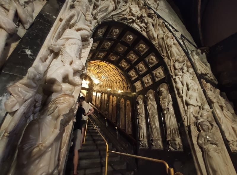 entrada a la parte trasera de la iglesia de Monserrat