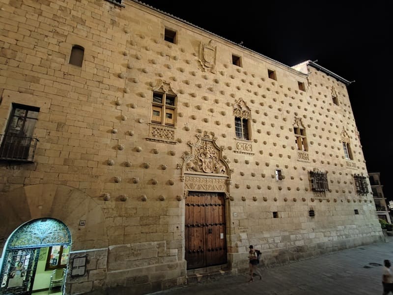 casa de las Conchas, Salamanca, noche