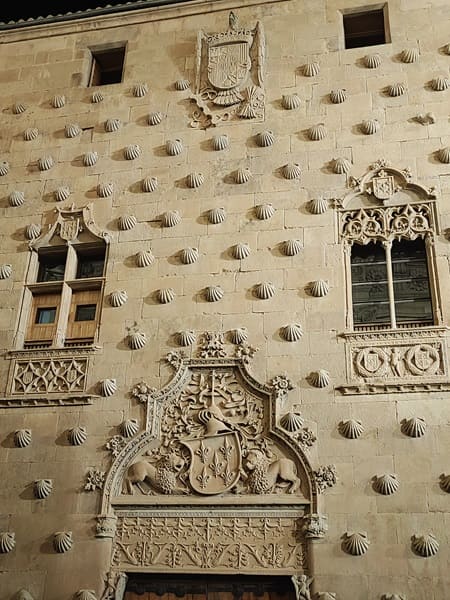 casa de las Conchas, Salamanca, noche