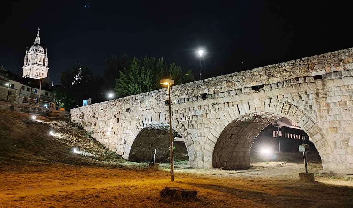 puente romano de Salamanca, noche
