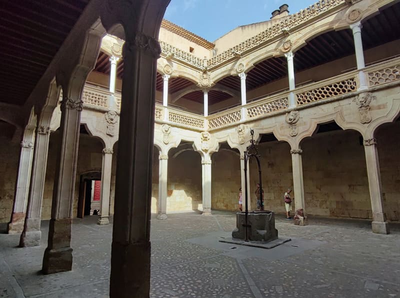 casa de las conchas, patio, Salamanca