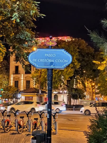 paseo de Cristobal Colon, noche, Sevilla
