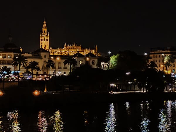 desde puente de Triana, vista Catedral, noche, Sevilla