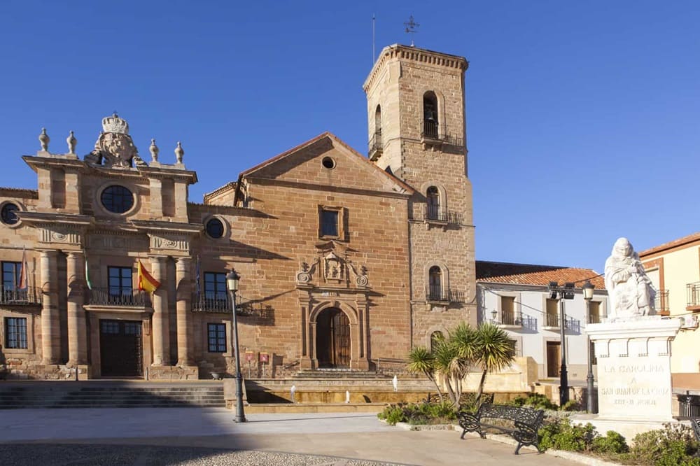 iglesia y ayuntamiento de La Carolina