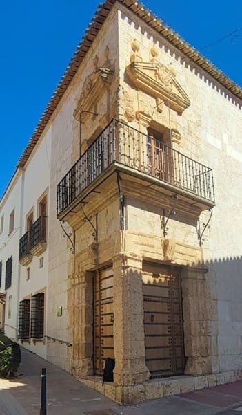 esquina de Alcabañete, La Roda