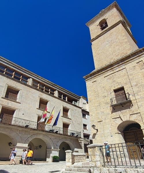 ayuntamiento e iglesia de Alcala del Jucar